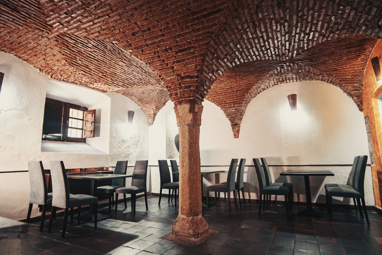 El salón interior, con bóvedas de ladrillo y una columna de piedra