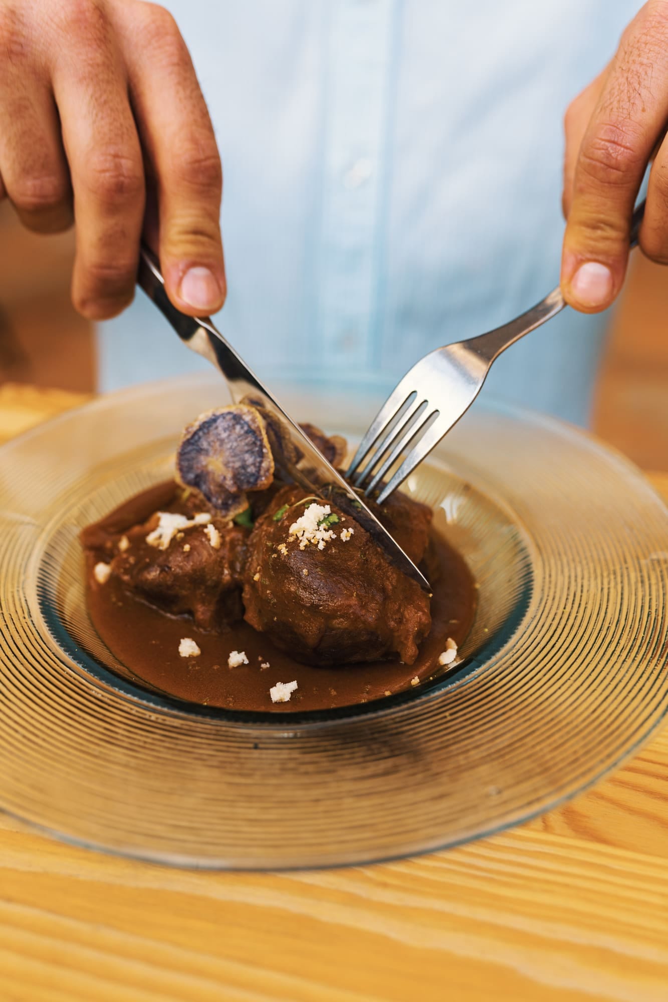 Carrilleras en su salsa, partidas con cuchillo y tenedor